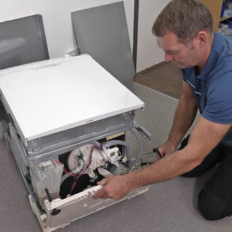 Astianpesukoneen poistopumppu: Käännä pohja alas Astianpesukoneen poistopumppu: Käännä pohja alas